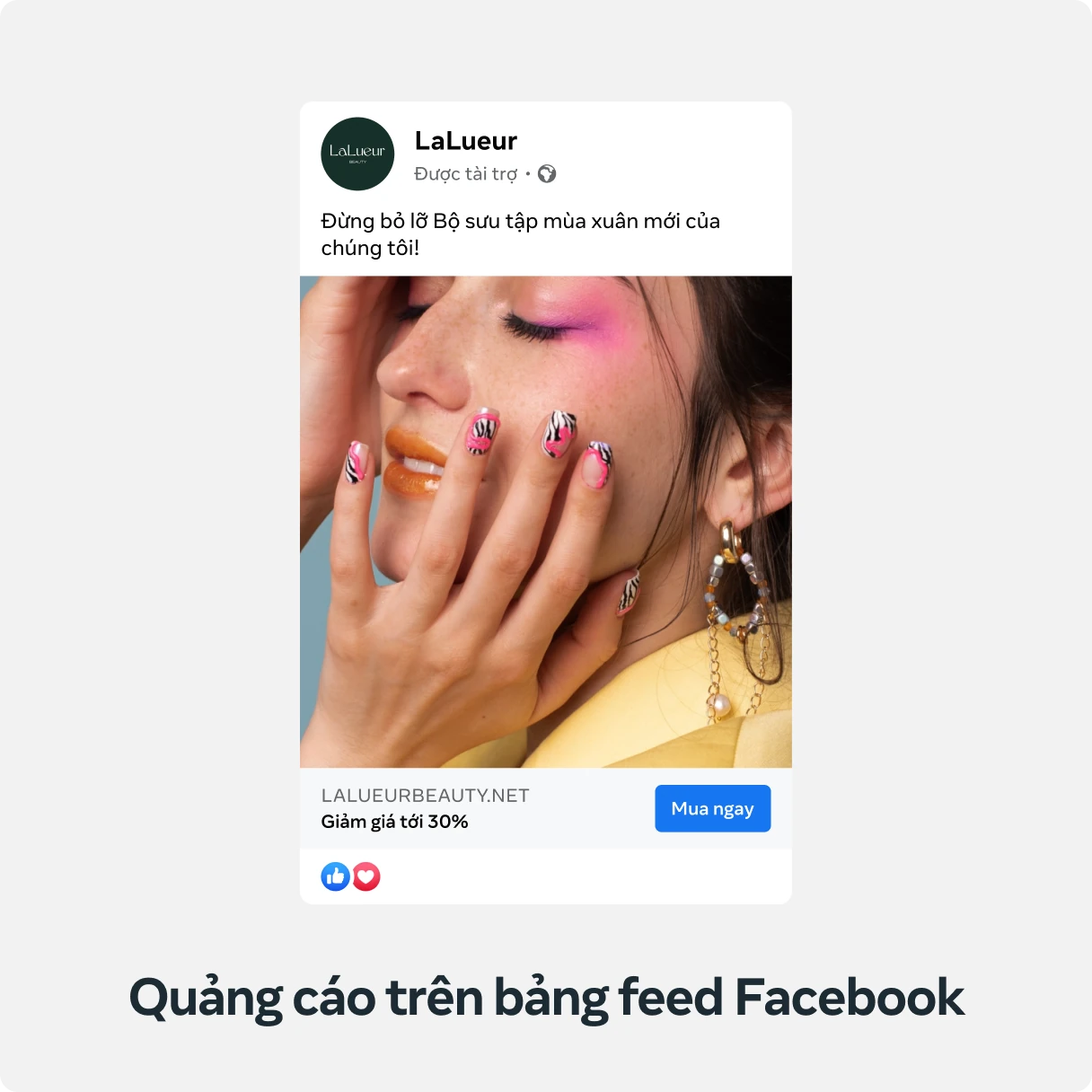 Mẫu quảng cáo trên bảng feed Facebook của thương hiệu LaLueur, hình một người mẫu làm móng nghệ thuật, kèm nút Mua ngay và dòng Giảm giá tới 30%.