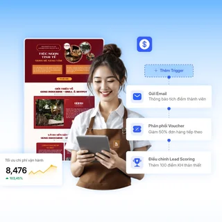 Nhân viên quán cà phê cầm máy tính bảng cạnh thực đơn và kịch bản gửi voucher cho khách.