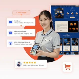 Nhân viên thu ngân cầm máy quẹt thẻ cạnh kịch bản gửi email, phân phối voucher và đánh giá 5 sao.
