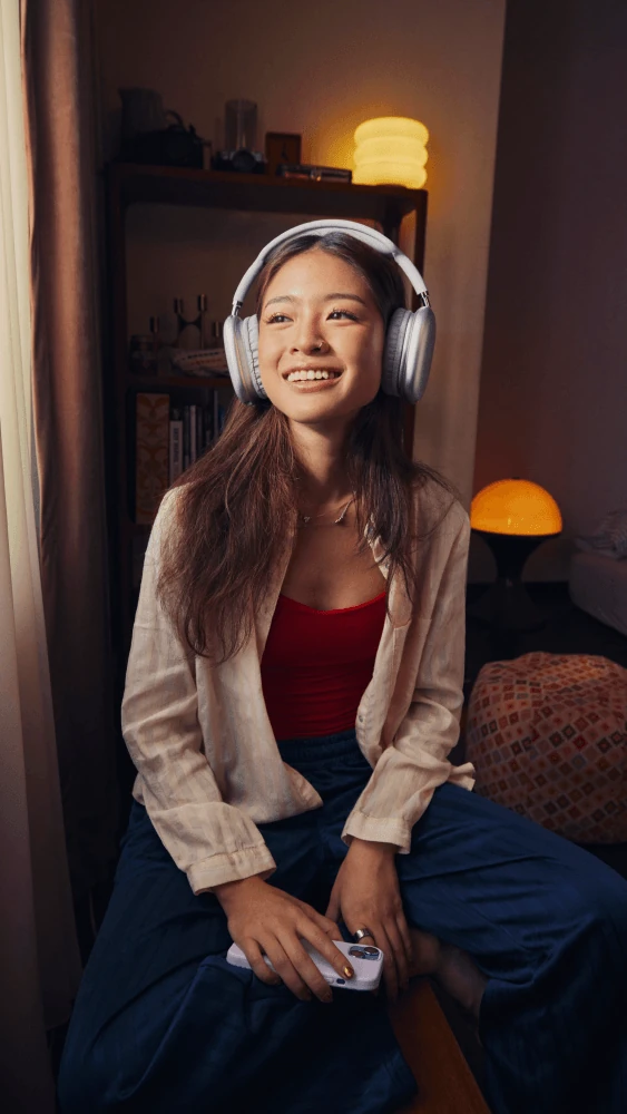 Một người cầm điện thoại xem số liệu chiến dịch quảng cáo TikTok.